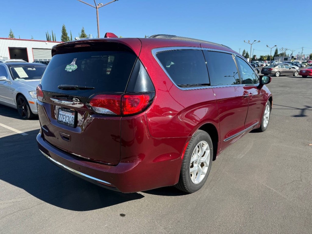 2017 Chrysler Pacifica Image 5