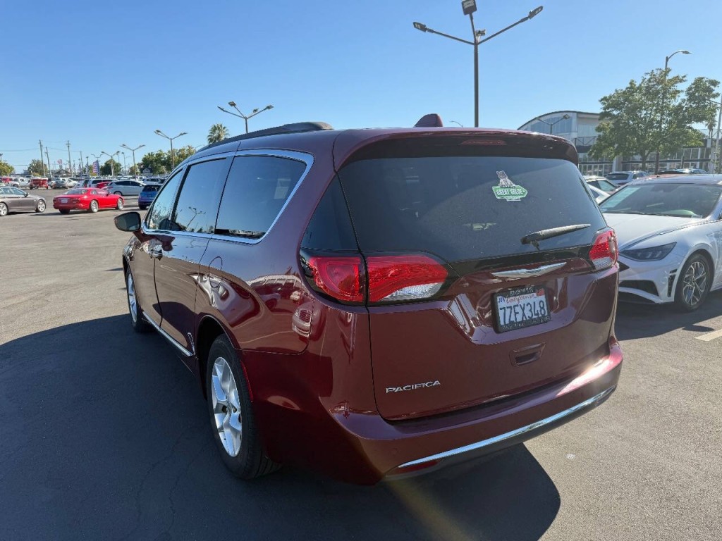 2017 Chrysler Pacifica Image 7