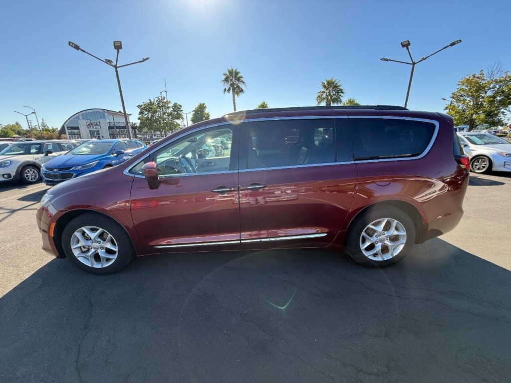 2017 Chrysler Pacifica Image 8