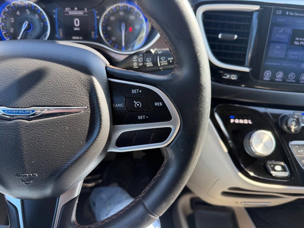 2017 Chrysler Pacifica Image 11