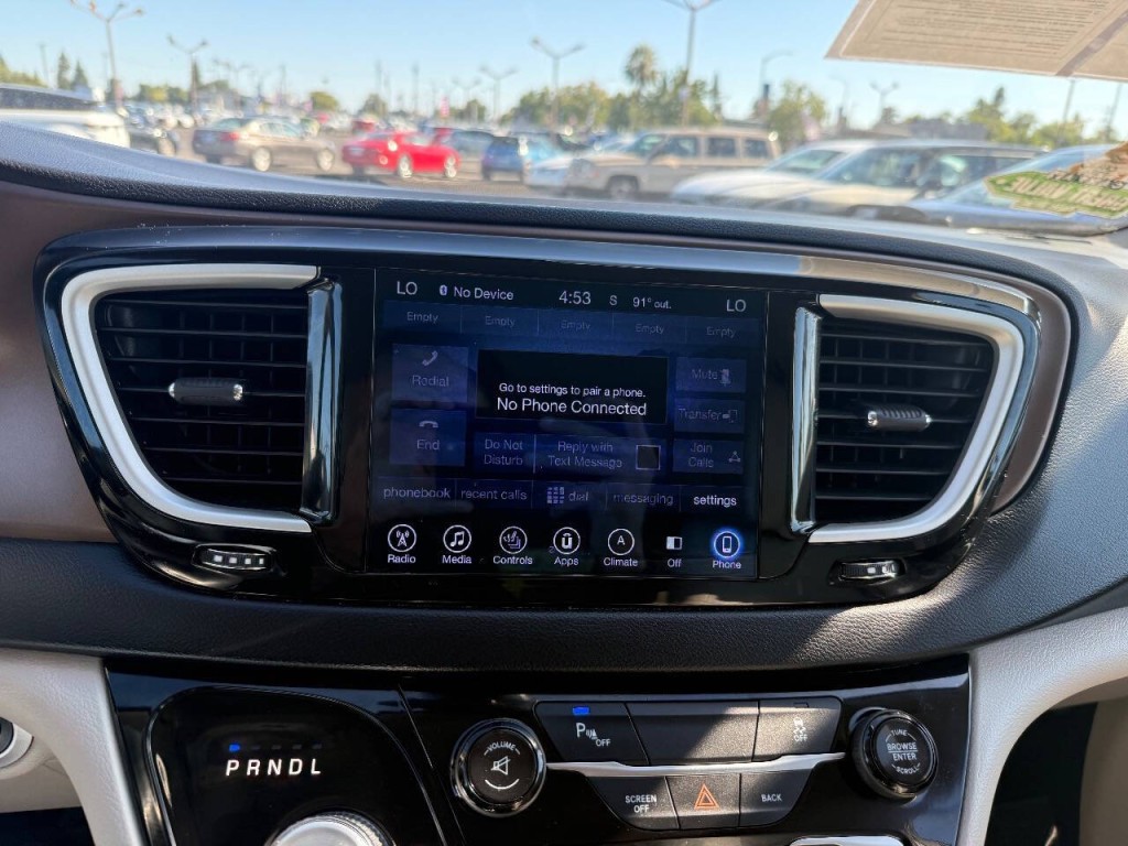 2017 Chrysler Pacifica Image 12