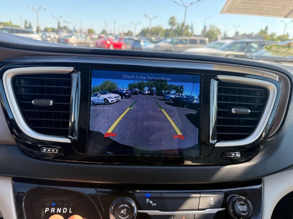 2017 Chrysler Pacifica Image 15