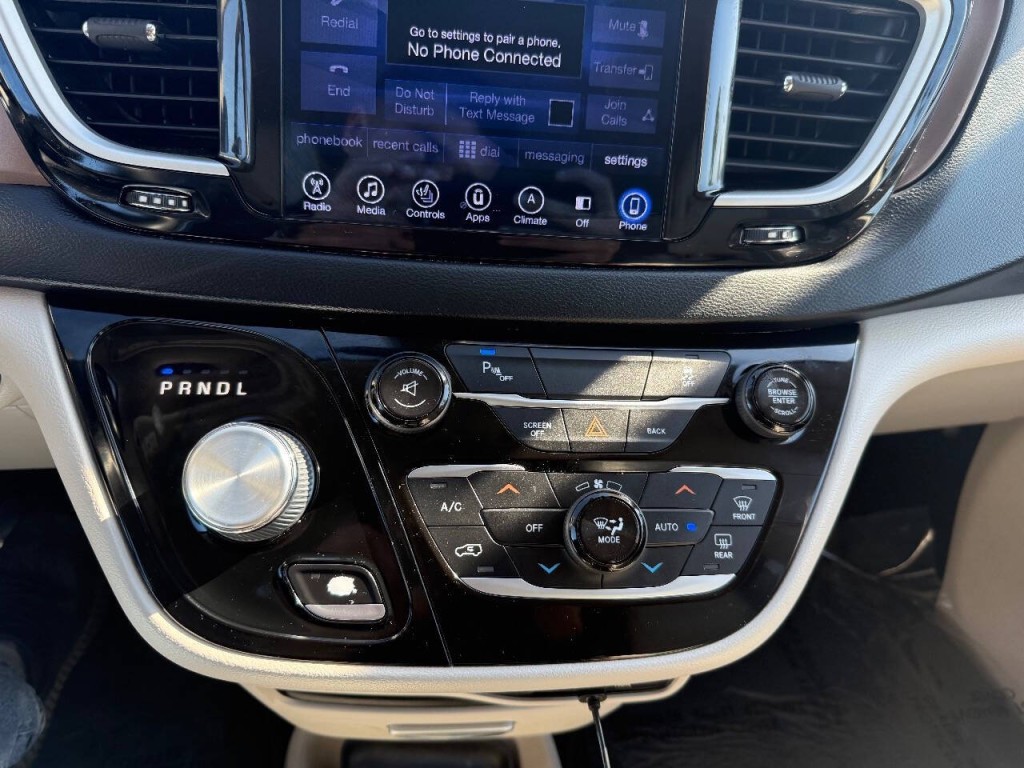2017 Chrysler Pacifica Image 16
