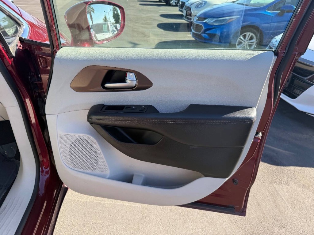 2017 Chrysler Pacifica Image 30