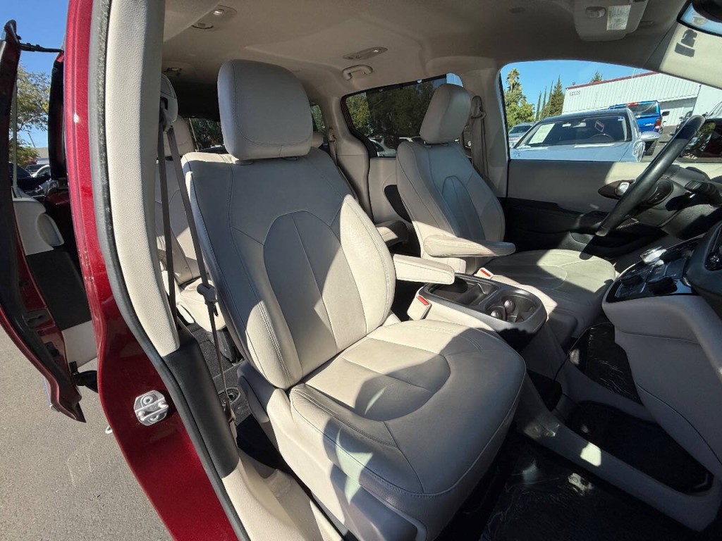 2017 Chrysler Pacifica Image 31