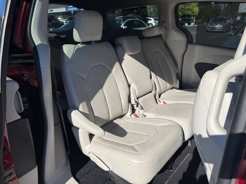 2017 Chrysler Pacifica Image 32