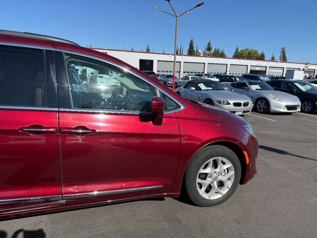 2017 Chrysler Pacifica Image 33