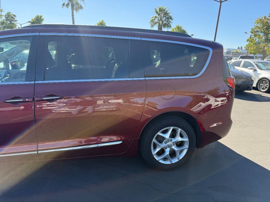 2017 Chrysler Pacifica Image 35