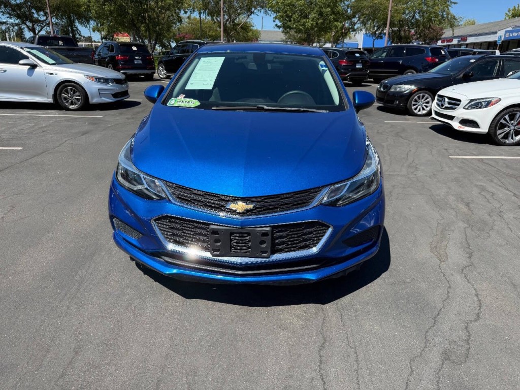 2017 Chevrolet Cruze Image 2