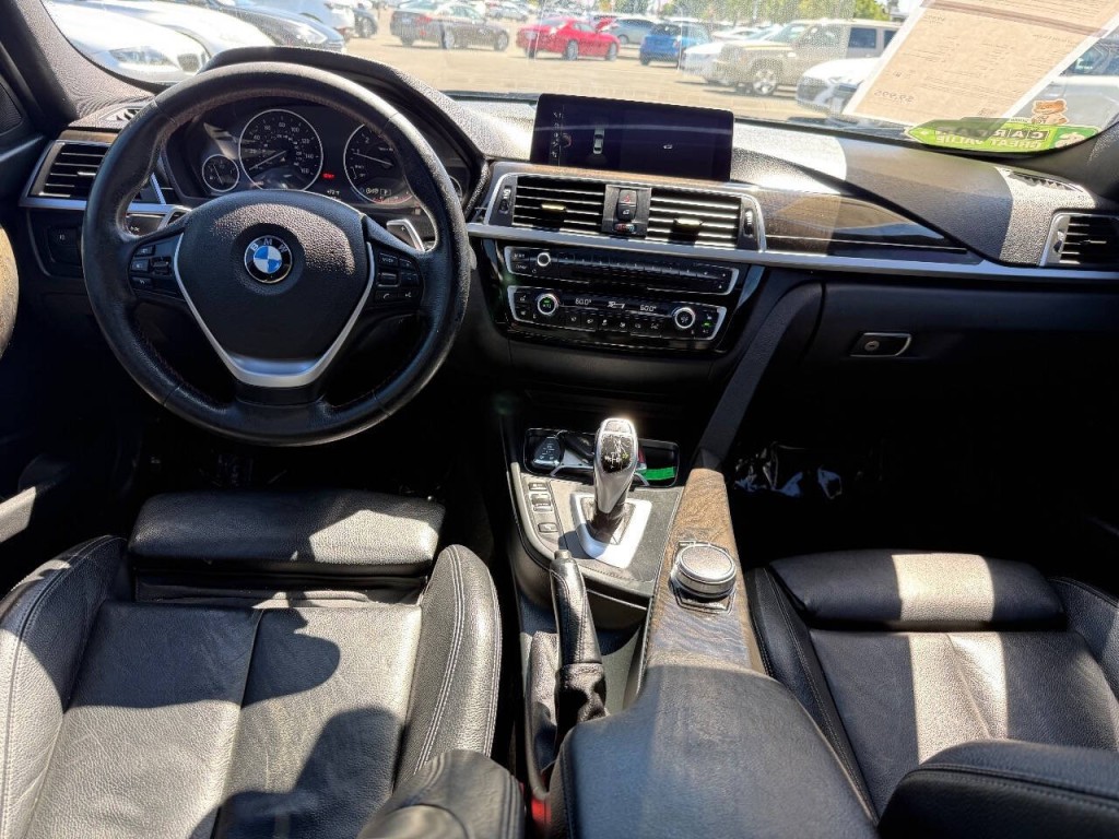 2017 BMW 3 Series Image 11