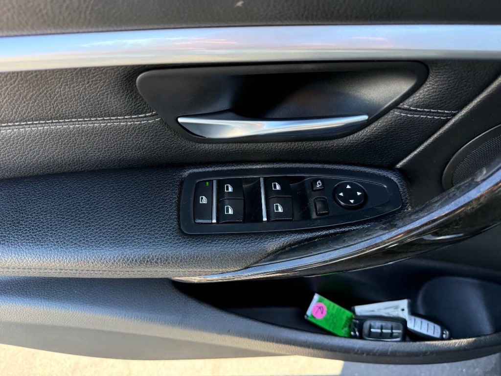 2017 BMW 3 Series Image 13