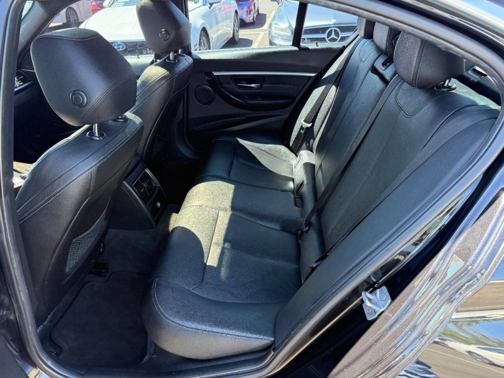 2017 BMW 3 Series Image 16
