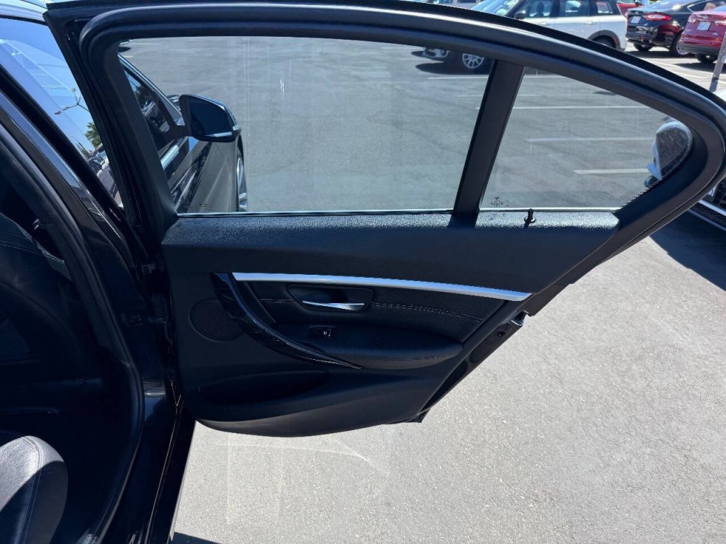 2017 BMW 3 Series Image 21