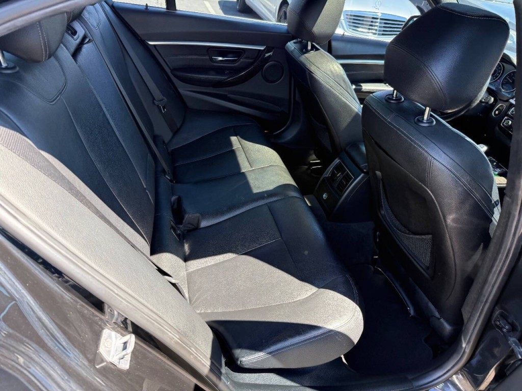2017 BMW 3 Series Image 22