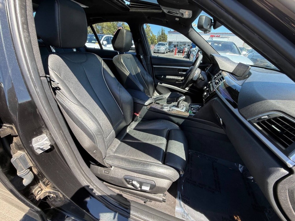 2017 BMW 3 Series Image 24