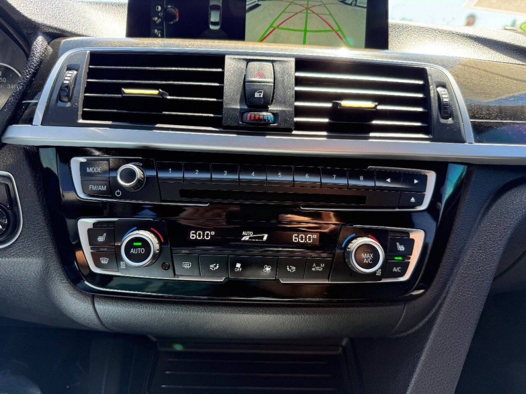 2017 BMW 3 Series Image 31
