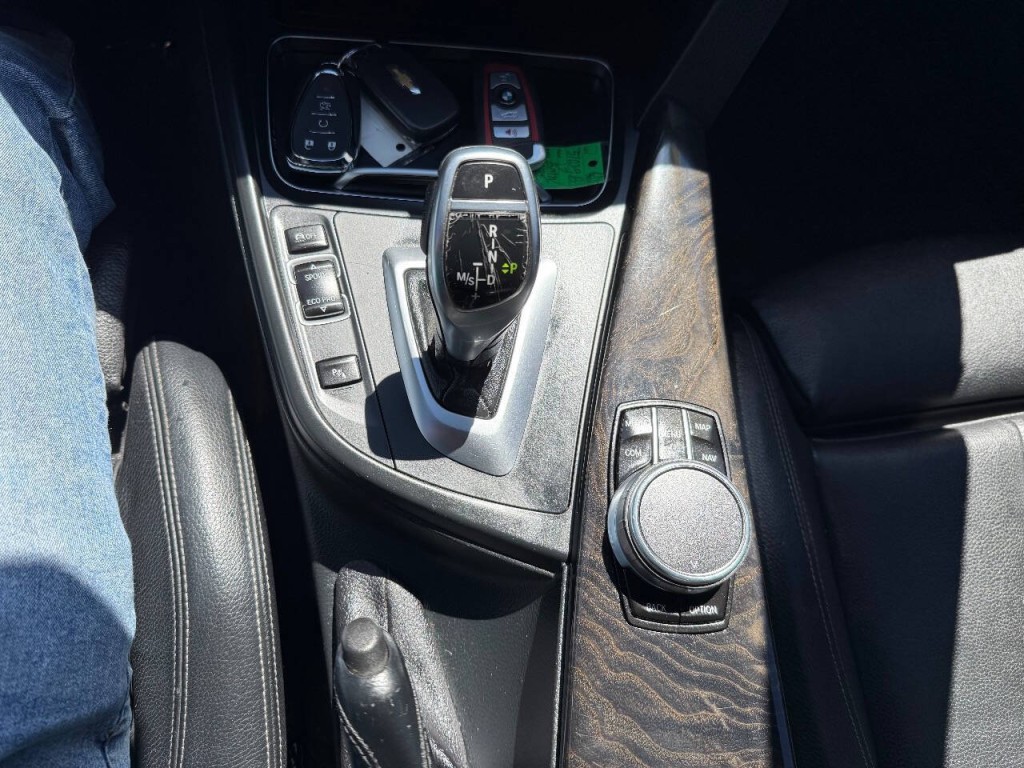 2017 BMW 3 Series Image 32