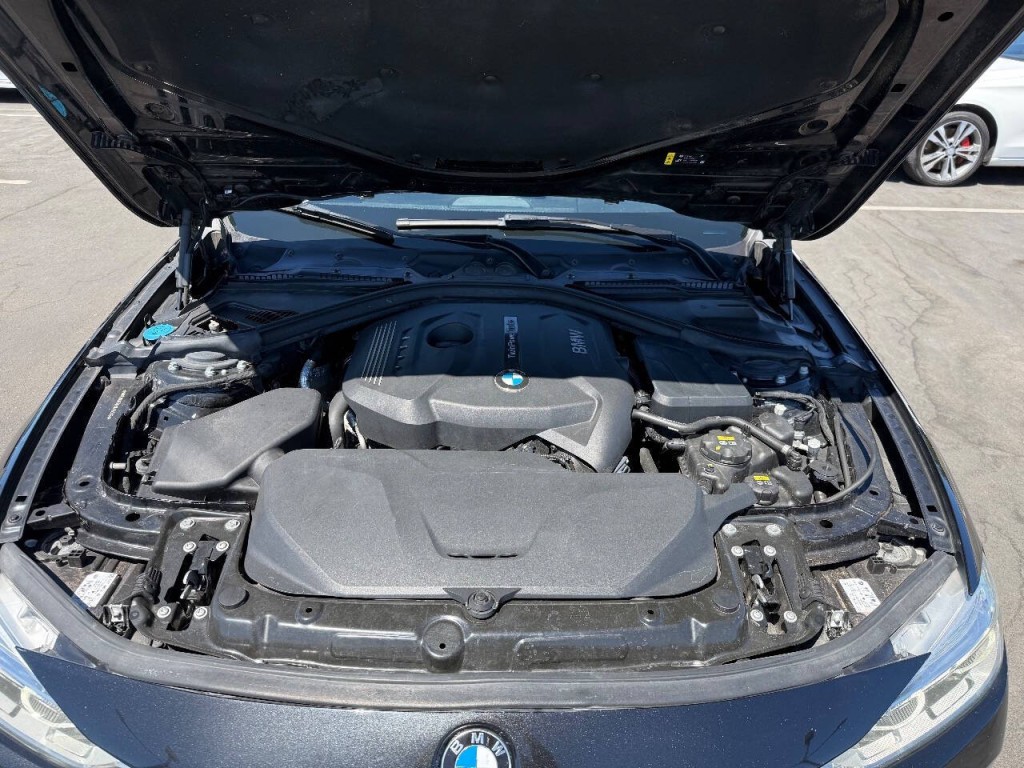 2017 BMW 3 Series Image 33
