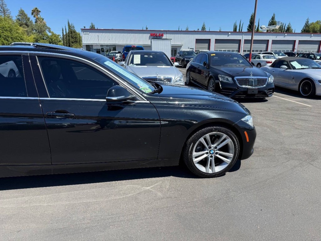 2017 BMW 3 Series Image 34