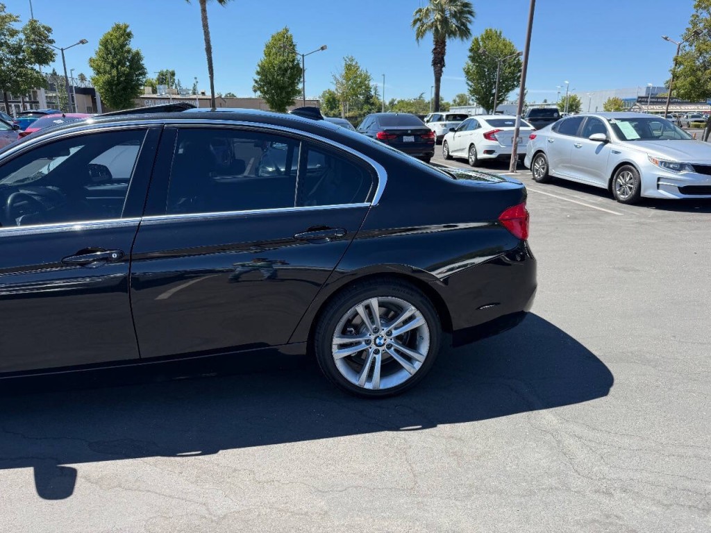 2017 BMW 3 Series Image 36