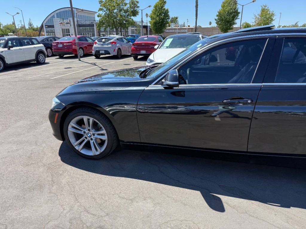 2017 BMW 3 Series Image 37
