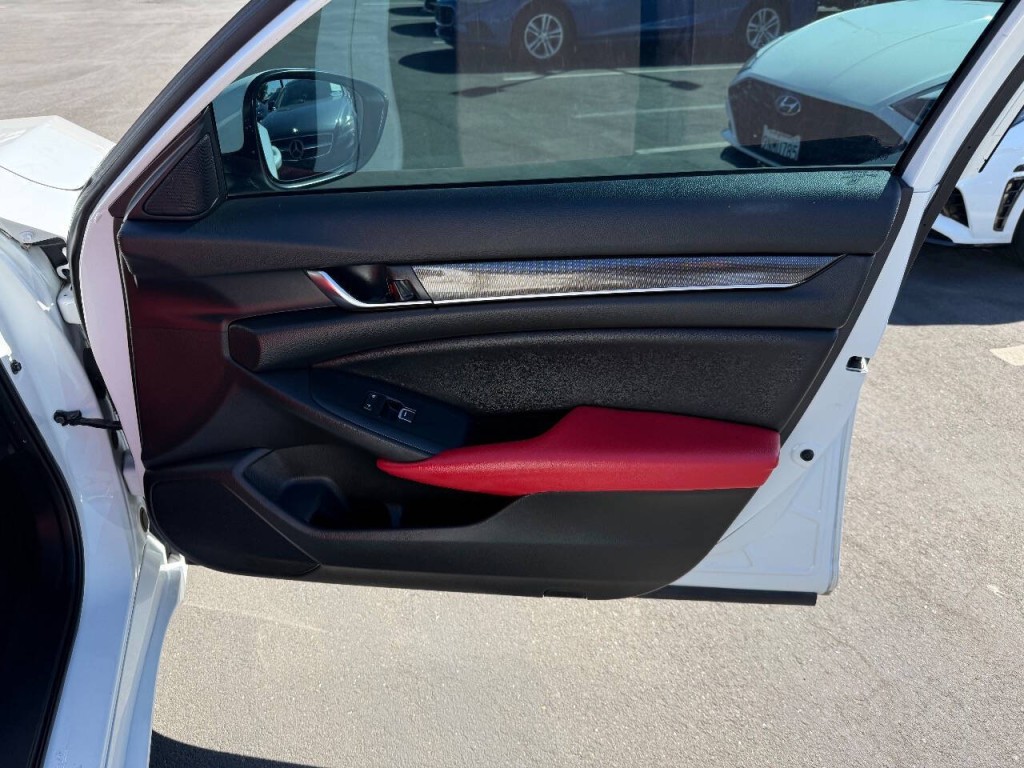 2020 Honda Accord Image 32