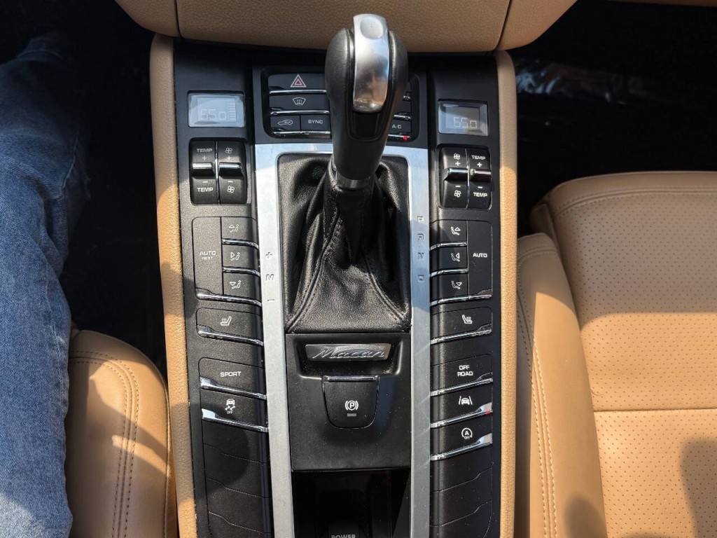 2018 Porsche Macan Image 15