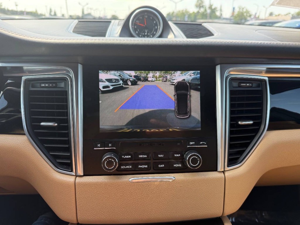 2018 Porsche Macan Image 17