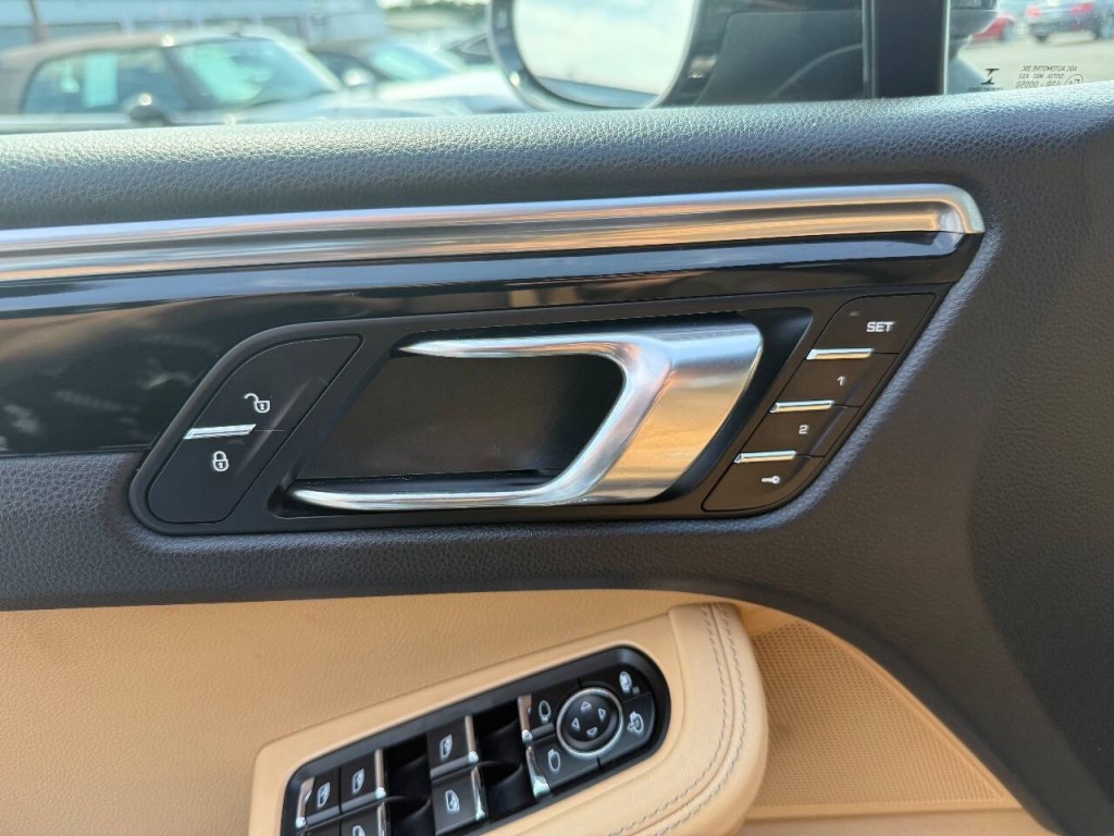 2018 Porsche Macan Image 21