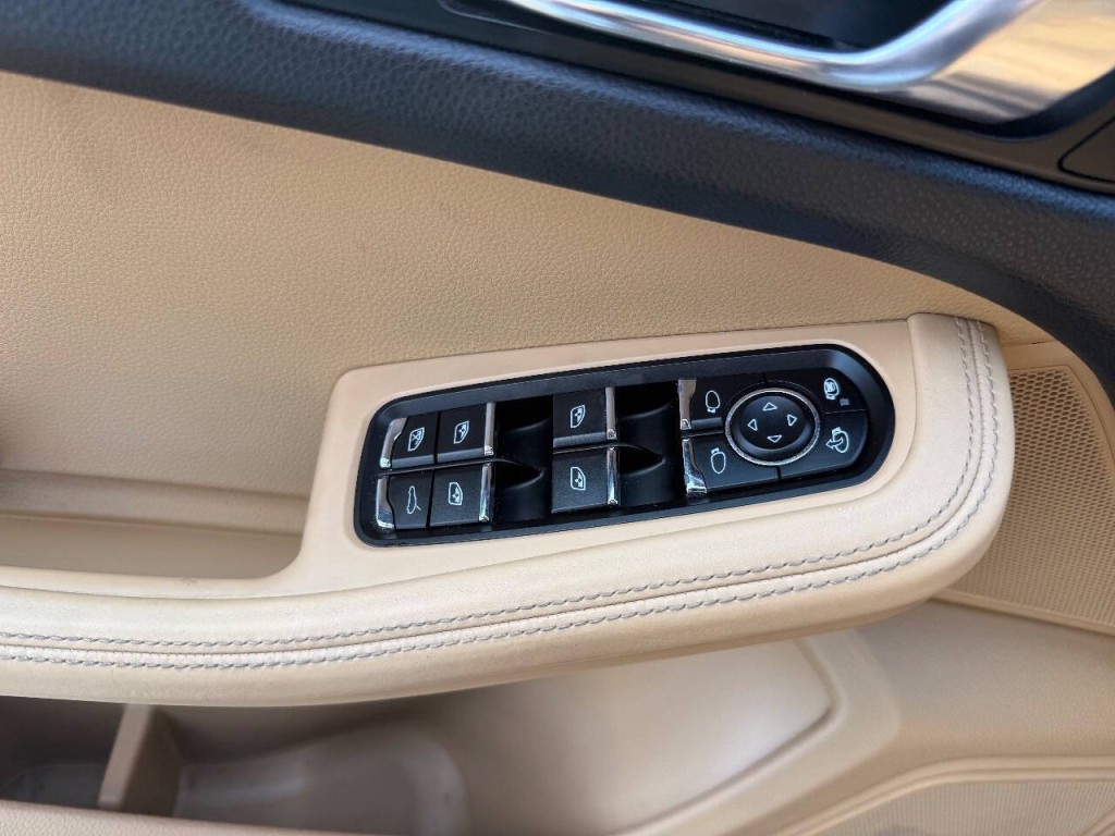 2018 Porsche Macan Image 22