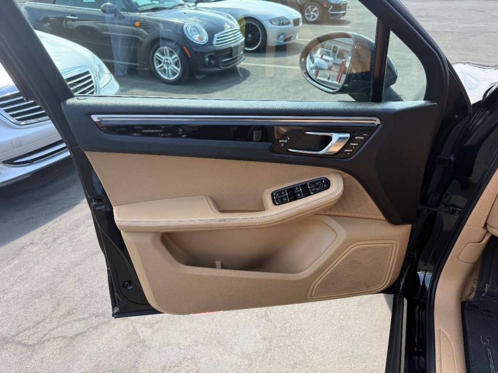 2018 Porsche Macan Image 23