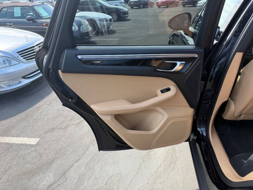 2018 Porsche Macan Image 25