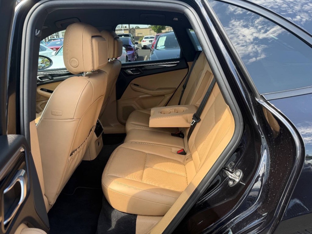2018 Porsche Macan Image 28