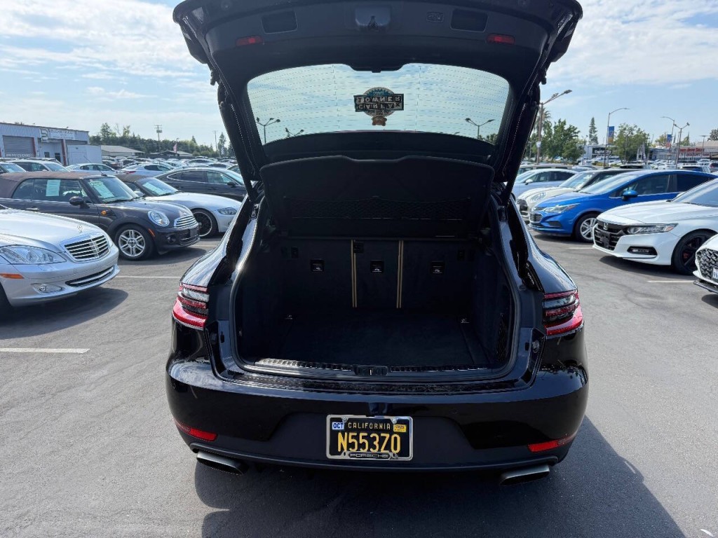 2018 Porsche Macan Image 29