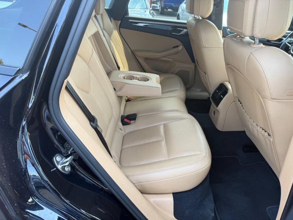2018 Porsche Macan Image 32