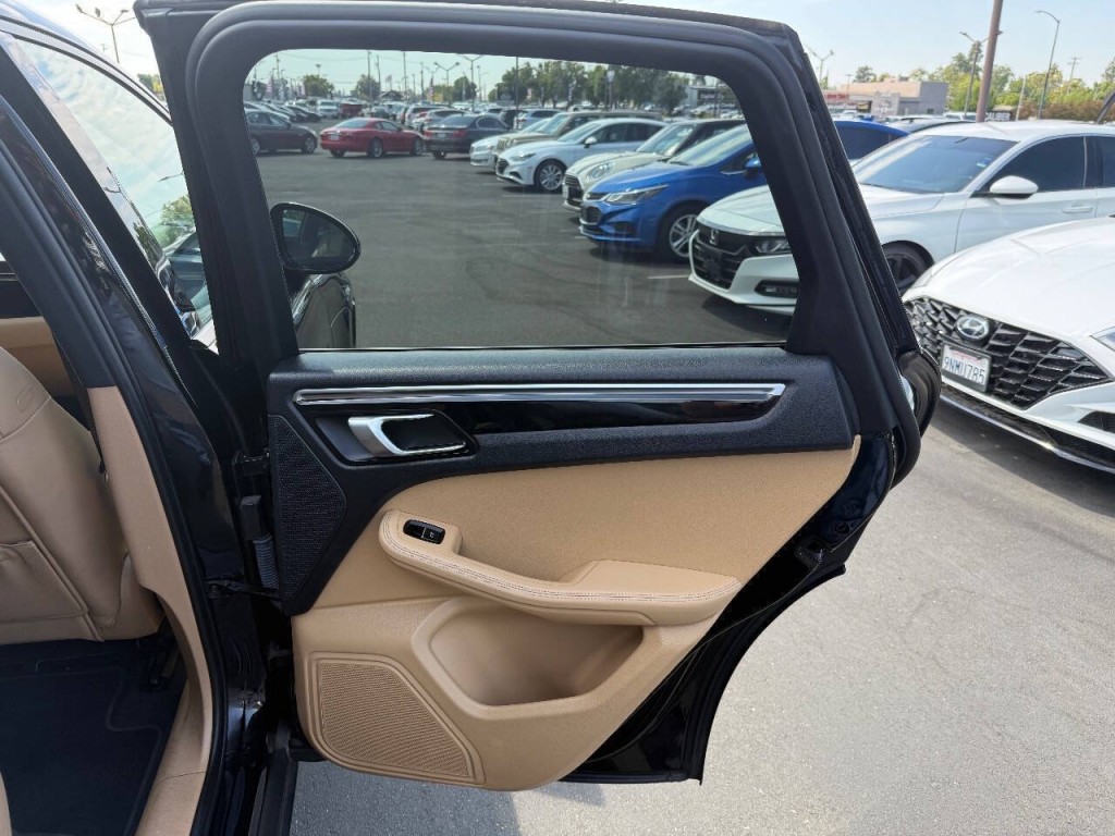 2018 Porsche Macan Image 33