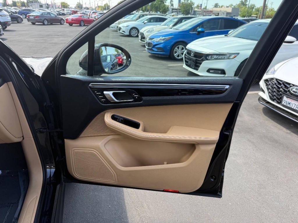 2018 Porsche Macan Image 35