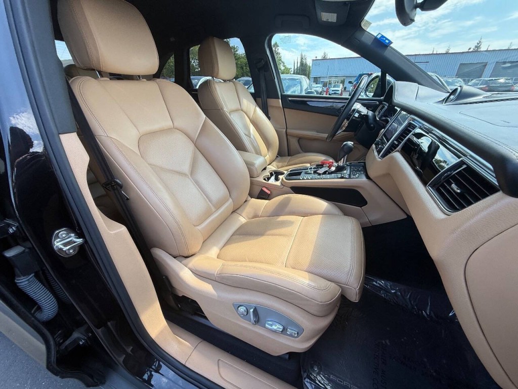 2018 Porsche Macan Image 36