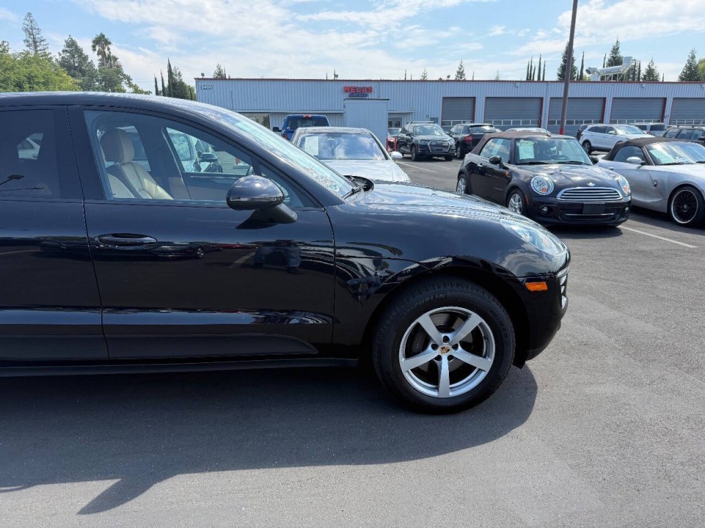 2018 Porsche Macan Image 38