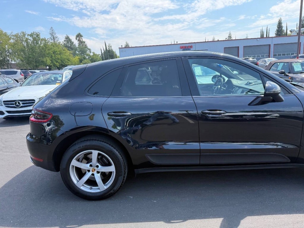2018 Porsche Macan Image 39