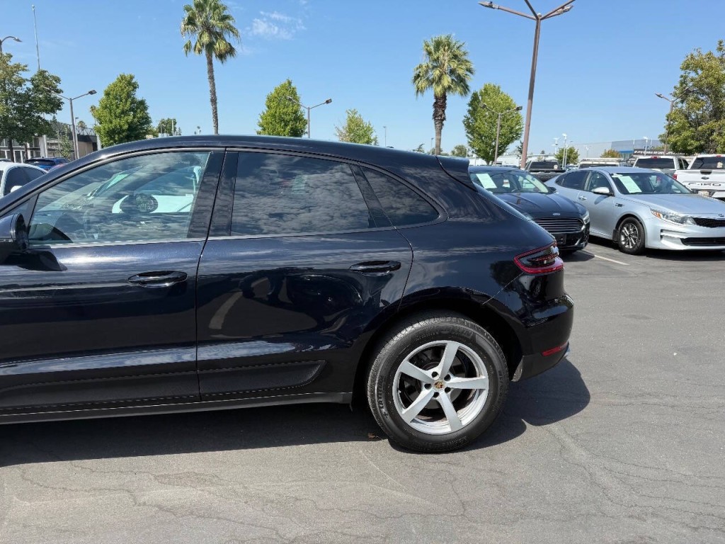 2018 Porsche Macan Image 40