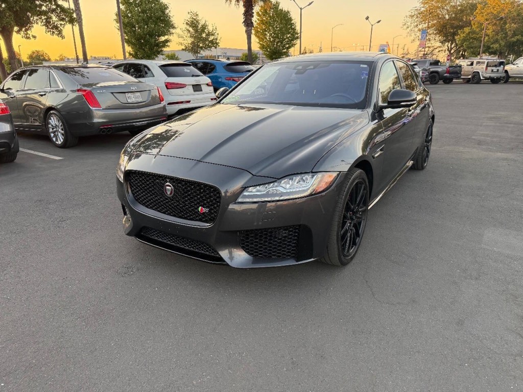 2016 Jaguar XF Image 1