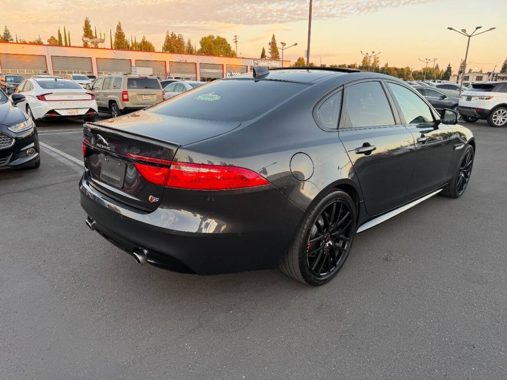 2016 Jaguar XF Image 5