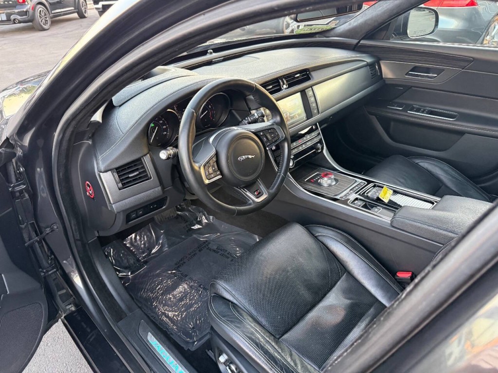 2016 Jaguar XF Image 9