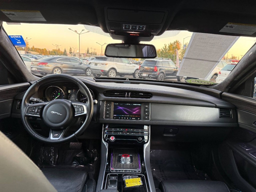 2016 Jaguar XF Image 12