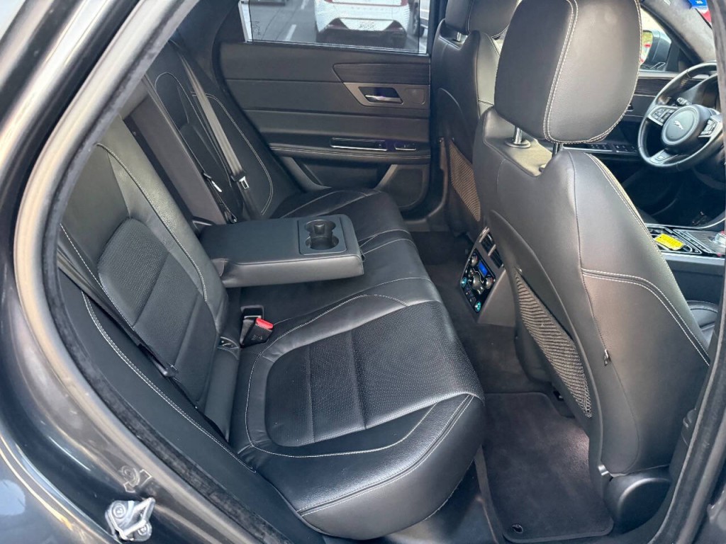 2016 Jaguar XF Image 14