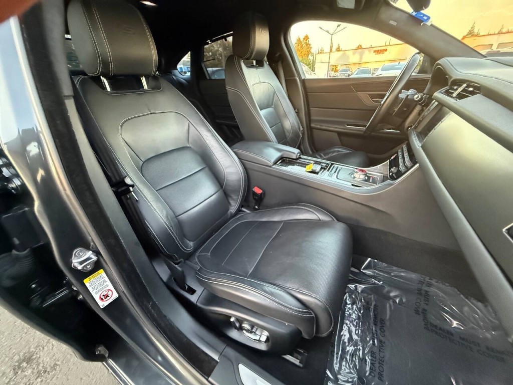 2016 Jaguar XF Image 16