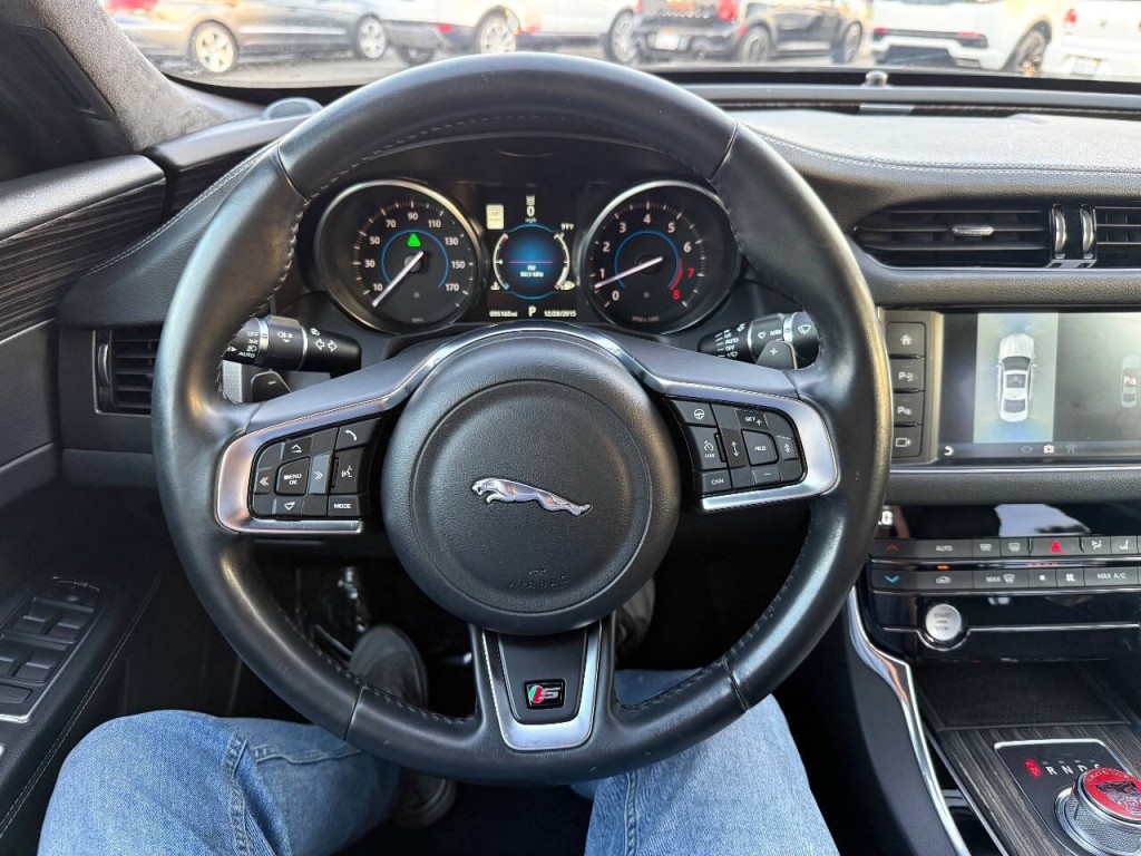 2016 Jaguar XF Image 17