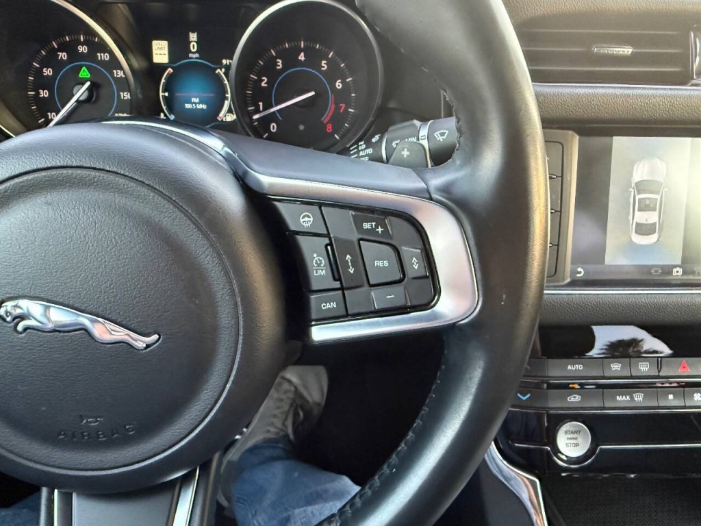 2016 Jaguar XF Image 18