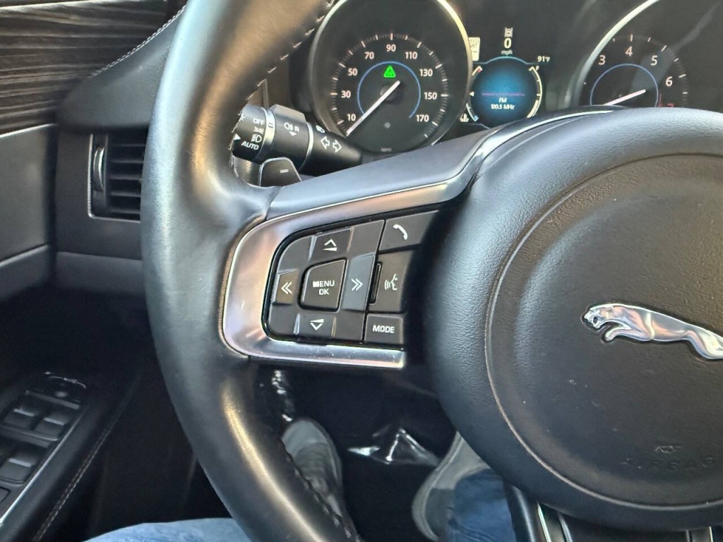 2016 Jaguar XF Image 19